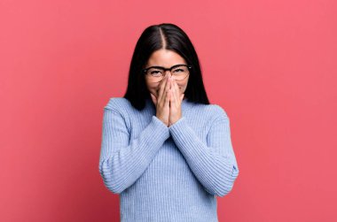 İspanyol güzel kadın gülümsüyor ve mutlu görünüyor, zafer ya da barış işareti yapıyor. iş kavramı