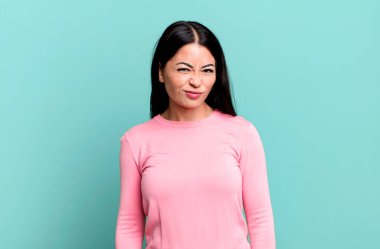 İspanyol güzel kadın gülümsüyor ve mutlu görünüyor, zafer ya da barış işareti yapıyor. iş kavramı