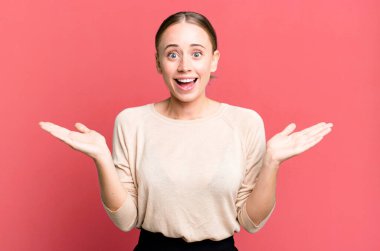 Mutlu, heyecanlı, şaşırmış ya da şok olmuş, gülümseyen ve hayrete düşmüş.