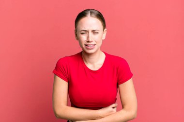 Endişeli, hasta, hasta ve mutsuz hissediyorum. Ağrılı bir mide ağrısı ya da grip.