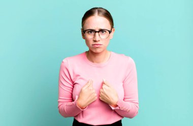 Şaşırmış ve şaşırmış bir ifadeyle kendimi gösteriyorum.