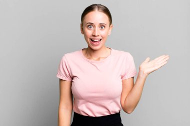 Mutlu, şaşkın ve neşeli hissetmek, olumlu bir tavırla gülümsemek, bir çözüm ya da fikir gerçekleştirmek.