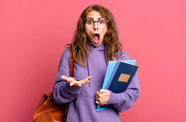 Hispânico Bonita Mulher Sentindo Extremamente Chocado Surpreso Conceito Estudante Universitário — Fotografia de Stock