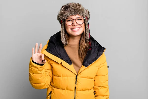 Latynoska Ślicznotka Uśmiechnięta Przyjazna Numerem Trzy Noszącą Anorak Zimna Zimowa — Zdjęcie stockowe