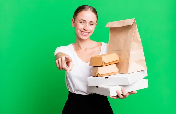 Biała Kobieta Celująca Kamerę Wybierająca Ciebie Paczkami Fast Food Koncepcja — Zdjęcie stockowe