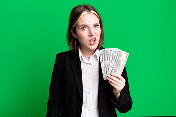 Giovane Bella Donna Sente Perplesso Confuso Banconote Dollari — Foto Stock