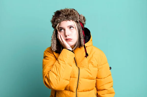 若いきれいな女性は退屈し フラストレーションを感じ 疲れた後は眠くなる 寒さとコートのコンセプト — ストック写真