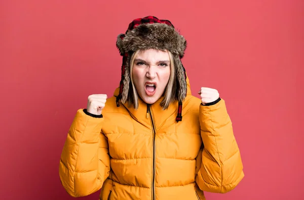Молода Красива Жінка Кричить Агресивно Сердитим Виразом Концепція Холоду Пальто — стокове фото