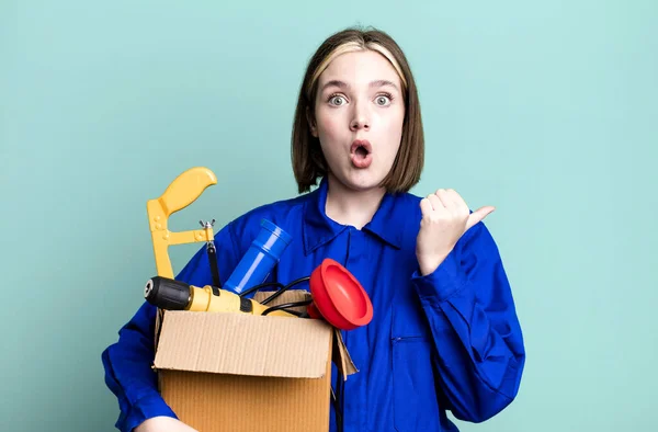 Young Pretty Woman Looking Astonished Disbelief Housekeeper Toolbox Concept — Stock Photo, Image