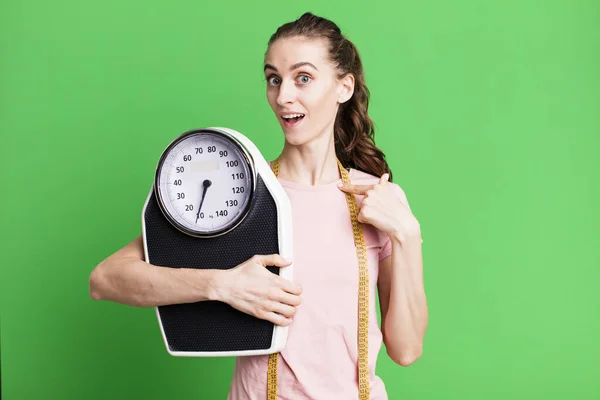 Mladá Hezká Žena Cítí Šťastná Ukazuje Sebe Nadšením Fitness Dietní — Stock fotografie