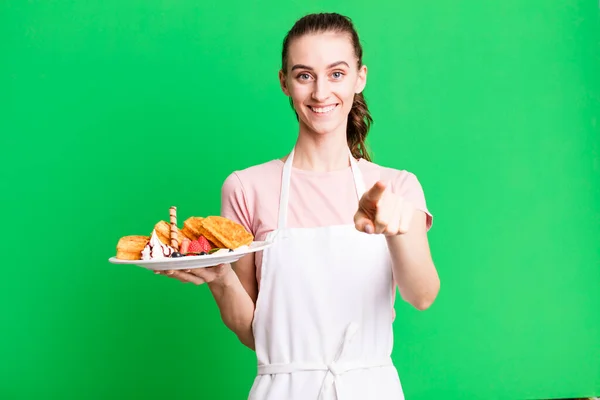 Jovem Mulher Bonita Apontando Para Câmera Escolhendo Você Conceito Waffles — Fotografia de Stock