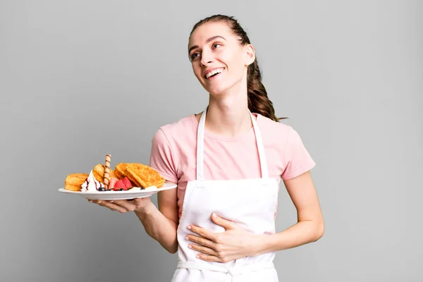 Uma Jovem Mulher Bonita Rir Uma Piada Hilariante Conceito Waffles — Fotografia de Stock