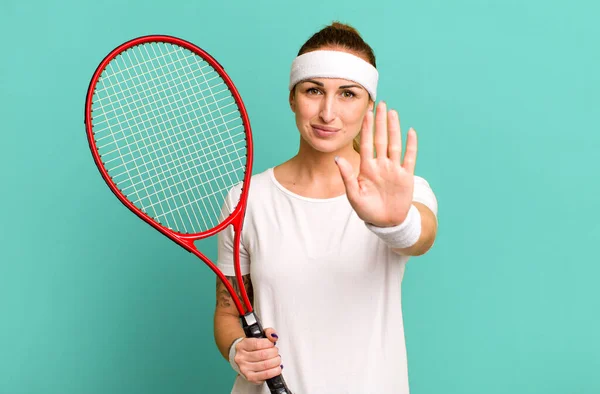 ヤシの木を真剣に見せてる若い可愛い女がジェスチャーを止める テニスのコンセプト — ストック写真