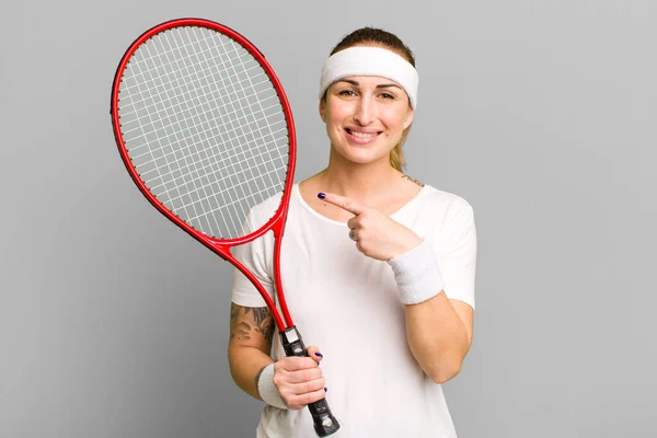 若い可愛い女は陽気に笑って幸せを感じ横を指差してる テニスのコンセプト — ストック写真