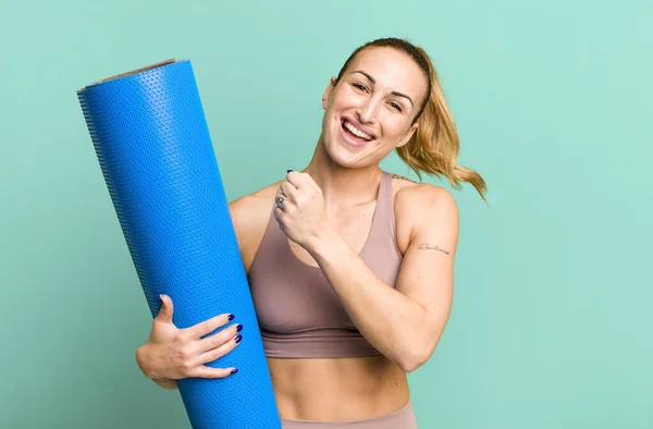 Young Pretty Woman Feeling Happy Facing Challenge Celebrating Fitness Yoga — Foto de Stock