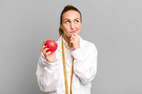 Young Pretty Woman Thinking Feeling Doubtful Confused Dietician Concept — Stock Photo, Image
