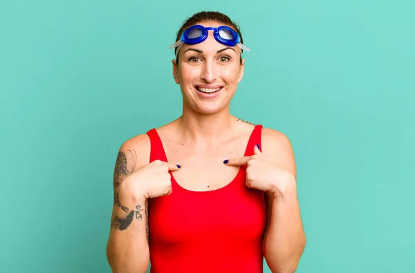 Giovane Bella Donna Sentirsi Felice Indicando Con Eccitato Concetto Nuotatore — Foto Stock