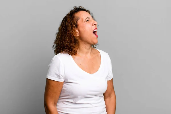 Mujer Hispana Mediana Edad Gritando Furiosamente Gritando Agresivamente Mirando Estresada — Foto de Stock
