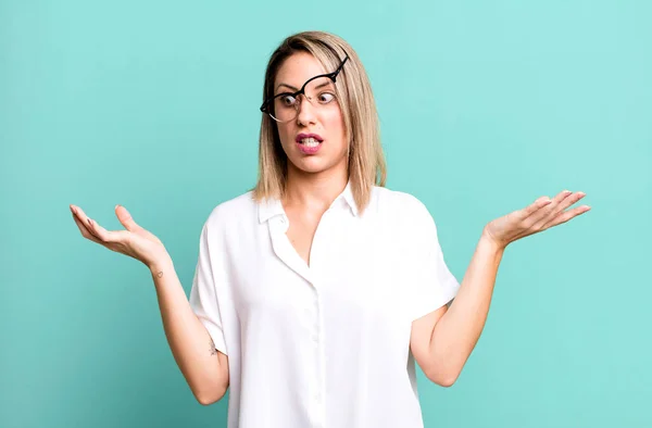Blonde Adult Woman Shrugging Dumb Crazy Confused Puzzled Expression Feeling — Stok fotoğraf