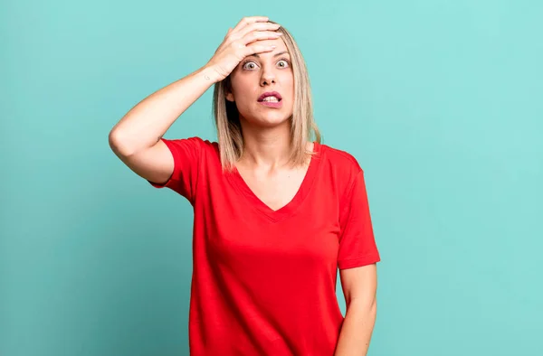 Mujer Adulta Rubia Entrando Pánico Por Plazo Olvidado Sintiéndose Estresada — Foto de Stock