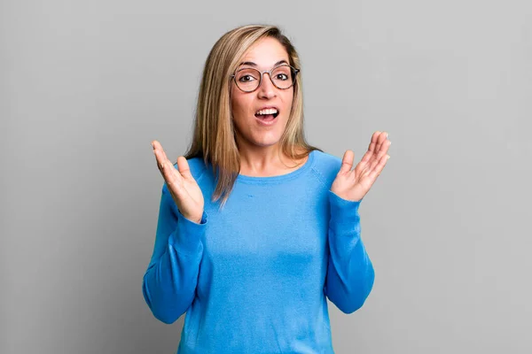 Blonde Adult Woman Looking Shocked Astonished Jaw Dropped Surprise Realizing — Stock Photo, Image