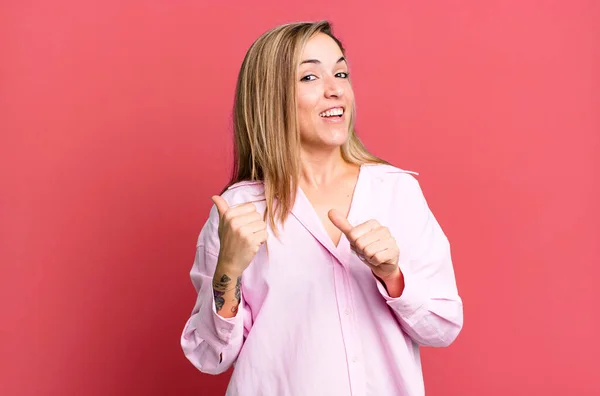 Blonde Adult Woman Smiling Cheerfully Casually Pointing Copy Space Side — 图库照片