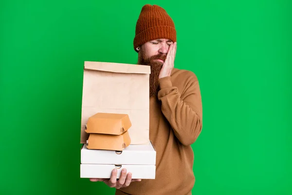 Молодой Взрослый Рыжий Бородатый Крутой Мужчина Бумажным Пакетом Едой Вынос — стоковое фото