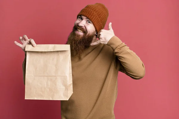 若い大人の赤い髪の髭のクールな男と紙袋を持って食べ物を奪う — ストック写真