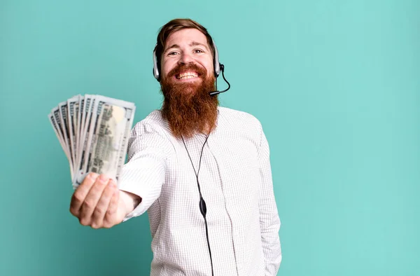 Молодой Взрослый Рыжий Бородатый Крутой Агент Мужчина Наушниками Долларовыми Купюрами — стоковое фото