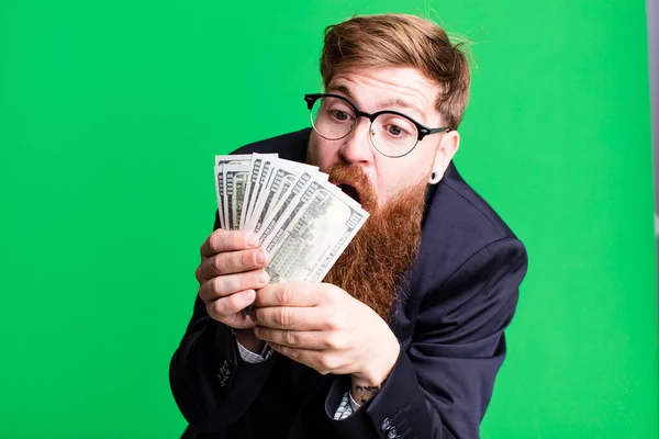 Junge Erwachsene Rote Haare Bärtiger Cooler Geschäftsmann Mit Dollarnoten — Stockfoto