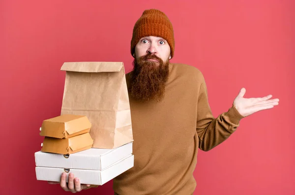 長い髭と赤い髪のクールな男 食べ物の概念を取り払い — ストック写真