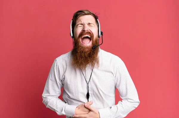Uzun Sakallı Adam Komik Bir Şakaya Yüksek Sesle Gülüyor Tele — Stok fotoğraf