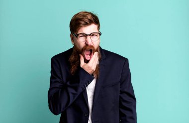 Uzun sakallı adam ağzı ve gözleri sonuna kadar açık ve eli çenesinde. iş kavramı
