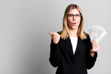 İnançsızlığa şaşırmış genç, güzel bir kadın. iş ve para kavramı