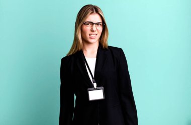 Genç ve güzel bir kadın şaşkın ve şaşkın hissediyor. kimlik kartı akreditasyon kavramı