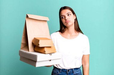 Genç ve güzel bir kadın sıkıcı, bıkkın ve uykulu hissediyor. teslimat ve paket konsepti