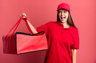 Genç ve güzel bir kadın agresif bir şekilde bağırıyor, çok kızgın görünüyor. Pizza teslimatı kavramı