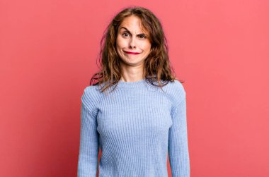 Genç ve güzel bir kadın kafası karışık ve kuşkulu, merak ediyor ya da karar vermeye çalışıyor.