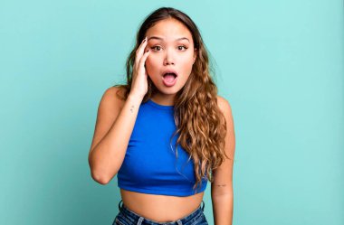 Genç, güzel bir kadın şaşırmış, ağzı açık, şok olmuş, yeni bir düşünce, fikir ya da konsept keşfediyor.