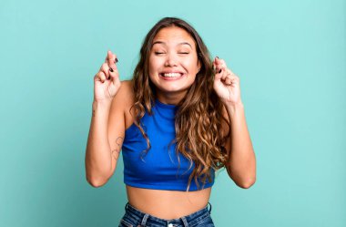 Genç ve güzel bir kadın gergin ve umutlu, şans diliyor ve dua ediyor.