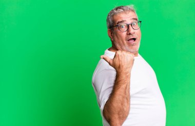 Yan tarafında boş fotokopi alanı olan orta yaşlı bir adam.