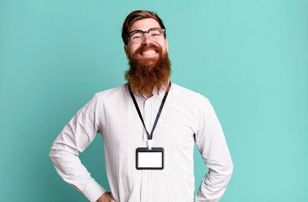 Homem Barba Longa Sorrindo Feliz Com Uma Mão Quadril Confiante — Fotografia de Stock
