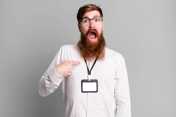 Homme Barbe Longue Regardant Choqué Surpris Avec Bouche Grande Ouverte — Photo
