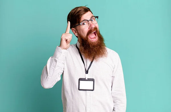Homem Barba Longa Sentindo Como Gênio Feliz Animado Depois Perceber — Fotografia de Stock
