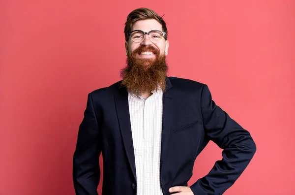Uzun Sakallı Adam Mutlu Bir Şekilde Gülümsüyor Eli Kalçasında Kendinden — Stok fotoğraf