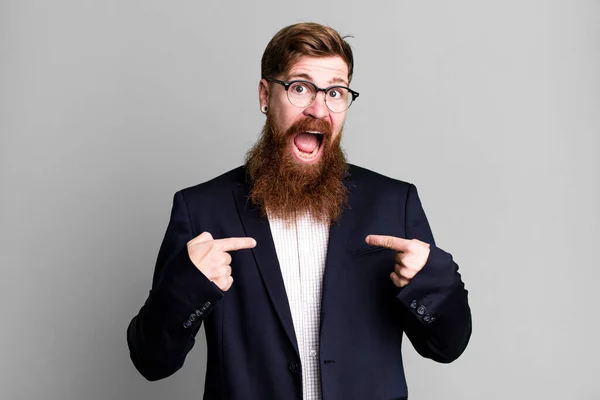 Длинная Борода Человек Чувствует Себя Счастливым Указывая Себя Возбужденным Бизнес — стоковое фото