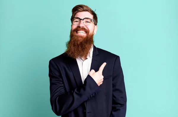 Длинный Бородатый Мужчина Весело Улыбается Чувствуя Себя Счастливым Указывая Сторону — стоковое фото