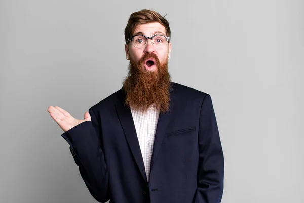 Длинный Бородатый Человек Выглядящий Удивленным Шокированным Опущенной Челюстью Держащей Предмет — стоковое фото