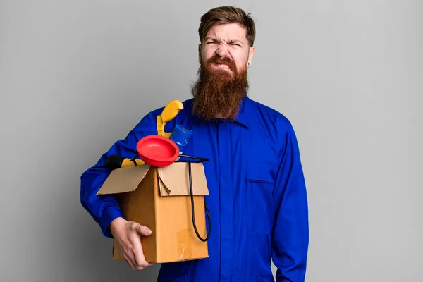 Longo Homem Barba Olhando Confuso Confuso Reparador Com Conceito Caixa — Fotografia de Stock