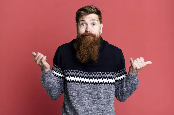 Длинная Борода Рыжие Волосы Мужчина Чувствует Себя Озадаченным Запутанным Сомнительным — стоковое фото